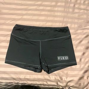 Fleo 3” black short
